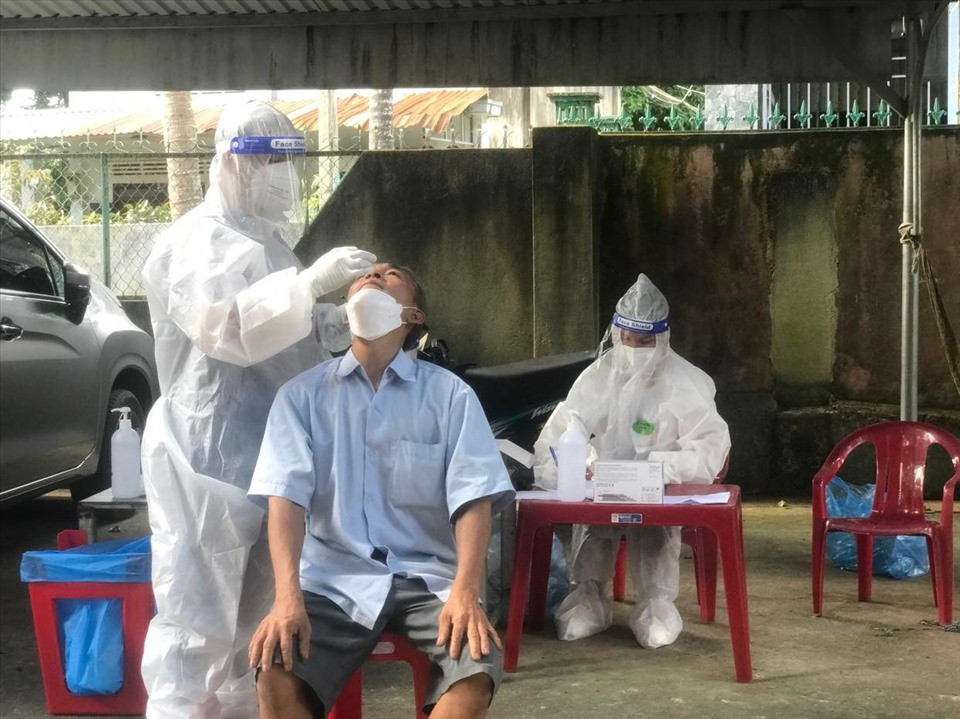 Lực lượng y tế tỉnh Đắk Lắk tập trung xét nghiệm cho người dân tại một ổ dịch COVID-19. Ảnh:Bảo Trung
