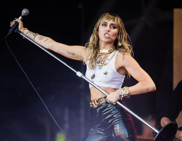 Miley Cyrus bị réo tên giữa lùm xùm nữ ca sĩ tiểu lên mặt fan nam-1