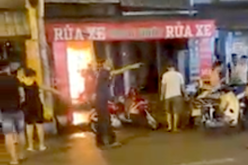 Người đàn ông mua xăng đốt tiệm rửa xe vừa khai trương ở TPHCM - 1 Người đàn ông mua xăng đốt tiệm rửa xe vừa khai trương ở TPHCM - 1