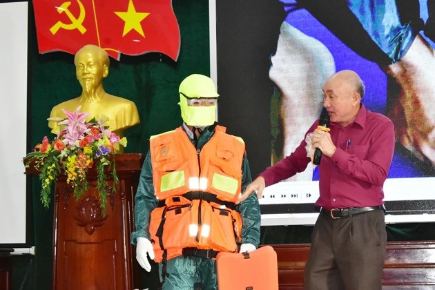 Nguyên Chủ tịch nước Trương Tấn Sang trao tặng áo phao đến ngư dân nghèo - 2