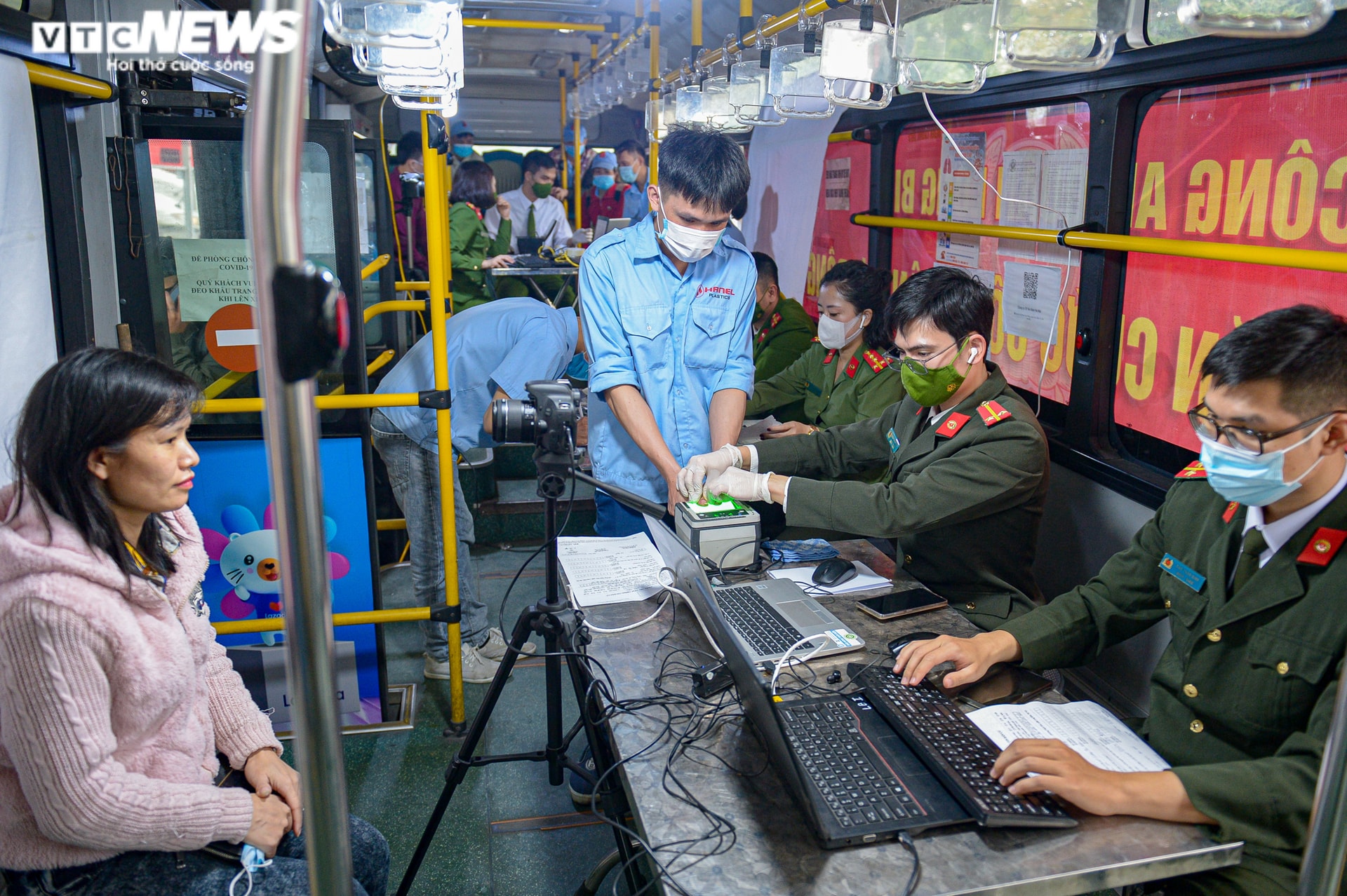 Công an Hà Nội cấp căn cước công dân gắn chip cho dân trên xe buýt lưu động - 7