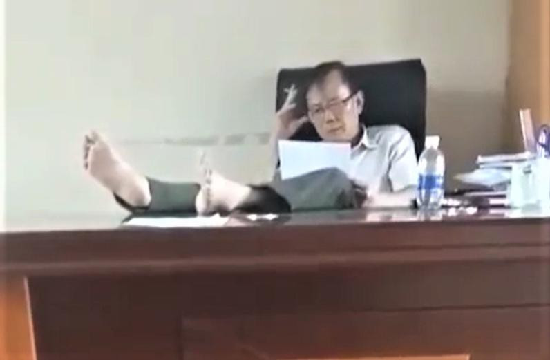 Trần tình của Hạt trưởng Kiểm lâm Đắk Nông bị tố gác 2 chân lên bàn làm việc - 1