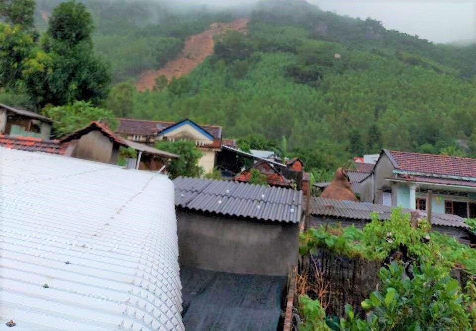 Núi Cấm lại sạt lở, Bình Định khẩn cấp sơ tán dân - 1