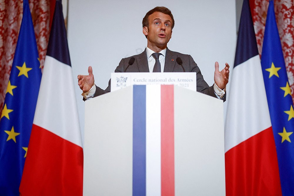 Tổng thống Macron quyết định thay đổi màu quốc kỳ Pháp