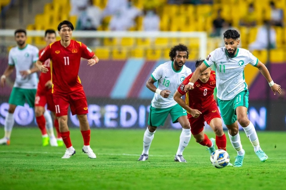 Tuyển Việt Nam cần chọn lối chơi an toàn trước tuyển Saudi Arabia. Ảnh: SAFF