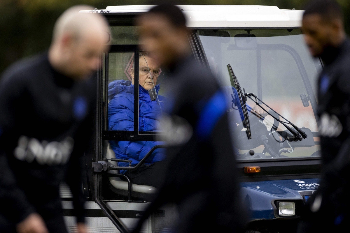Louis Van Gaal ngồi xe golf buggy để điều hành buổi tập mới đây của ĐT Hà Lan. (Ảnh: Getty)