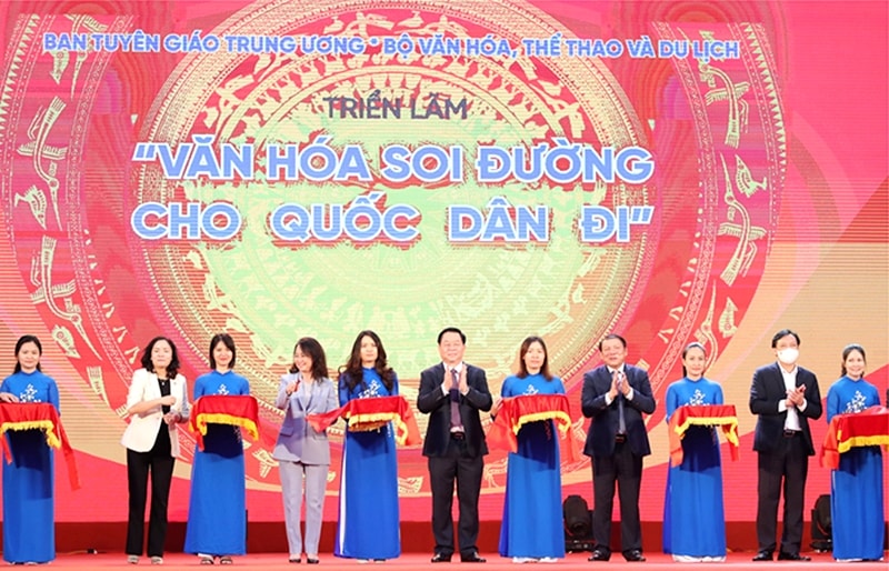 Hơn 120 hiện vật quý hiếm tại triển lãm “Văn hoá soi đường cho quốc dân đi” - 1