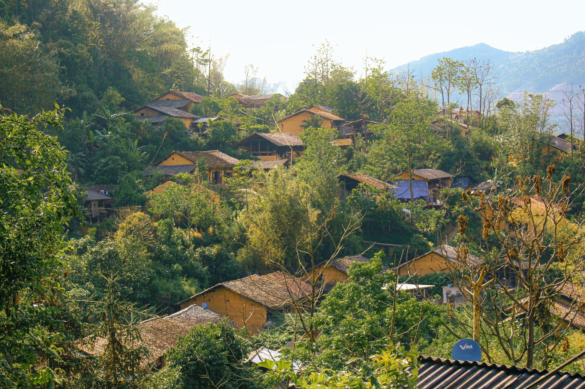 Lạc vào làng cổ trăm năm tuổi ở Hà Giang, đi lội suối bắt cá, uống rượu ngô men lá - 1