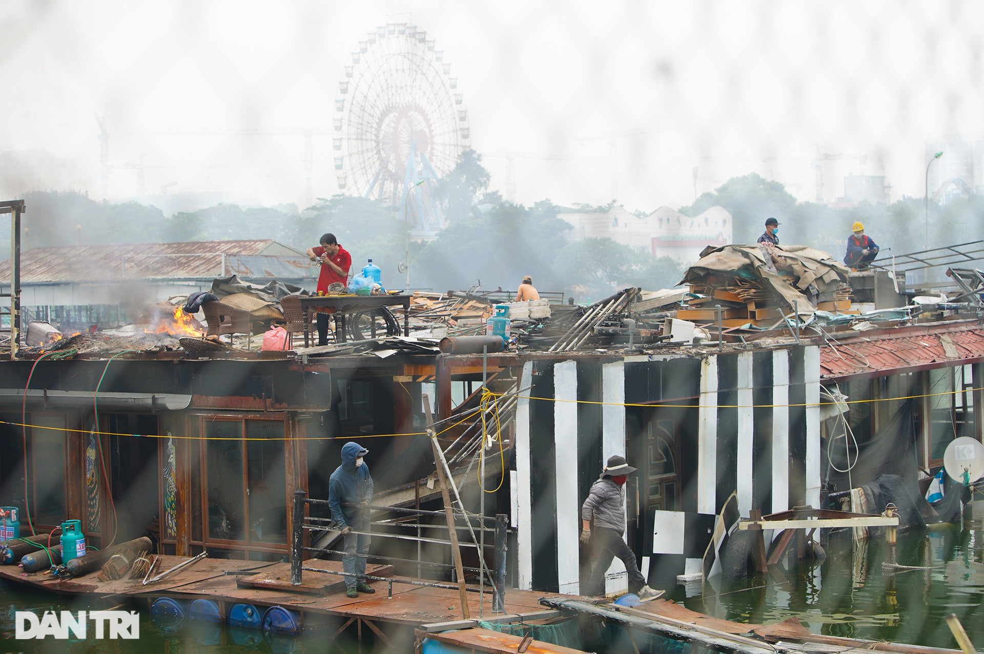 Hà Nội: Cận cảnh tháo dỡ bãi tàu thuyền hoang phế nhiều năm ở hồ Tây - 5