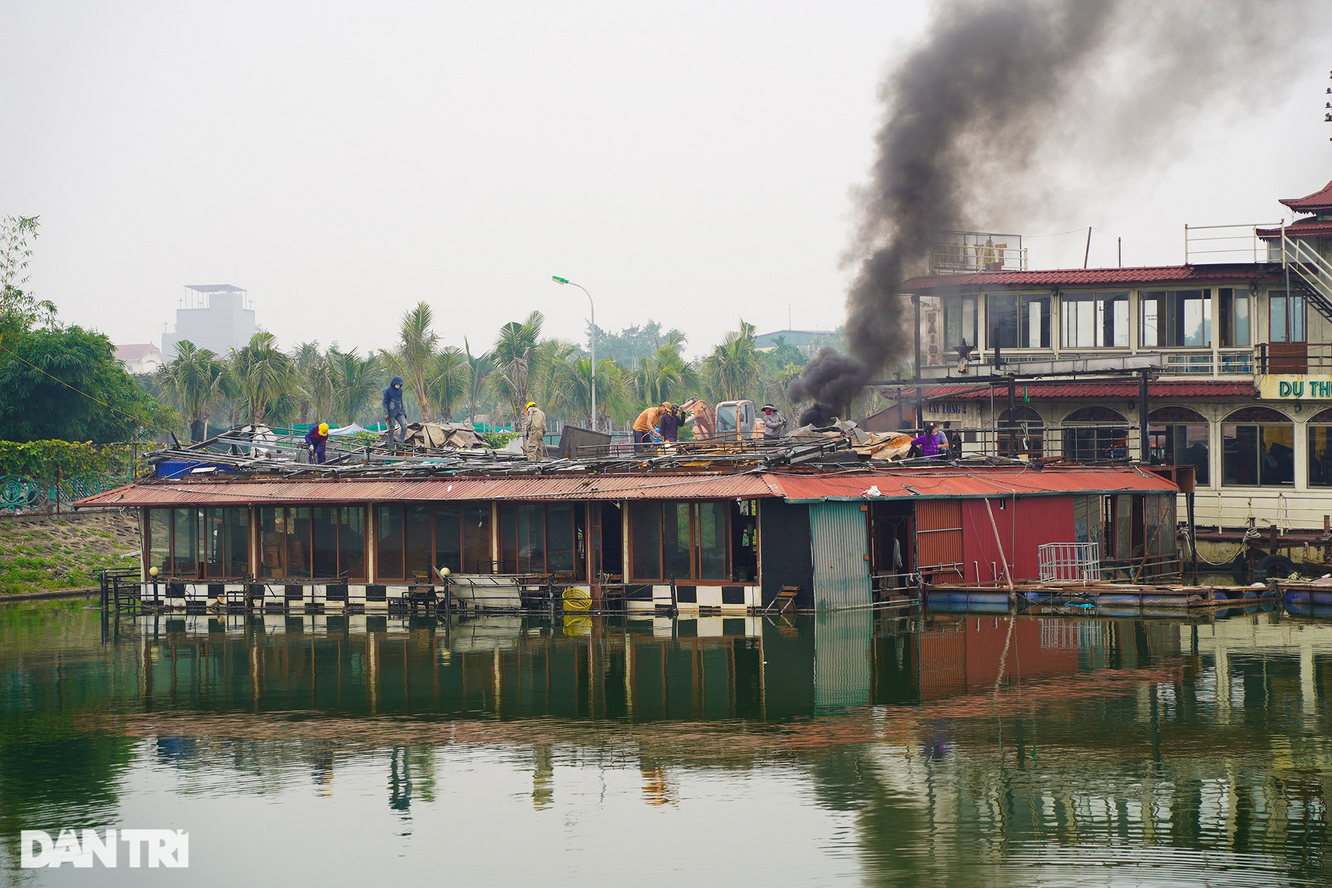 Hà Nội: Cận cảnh tháo dỡ bãi tàu thuyền hoang phế nhiều năm ở hồ Tây - 2