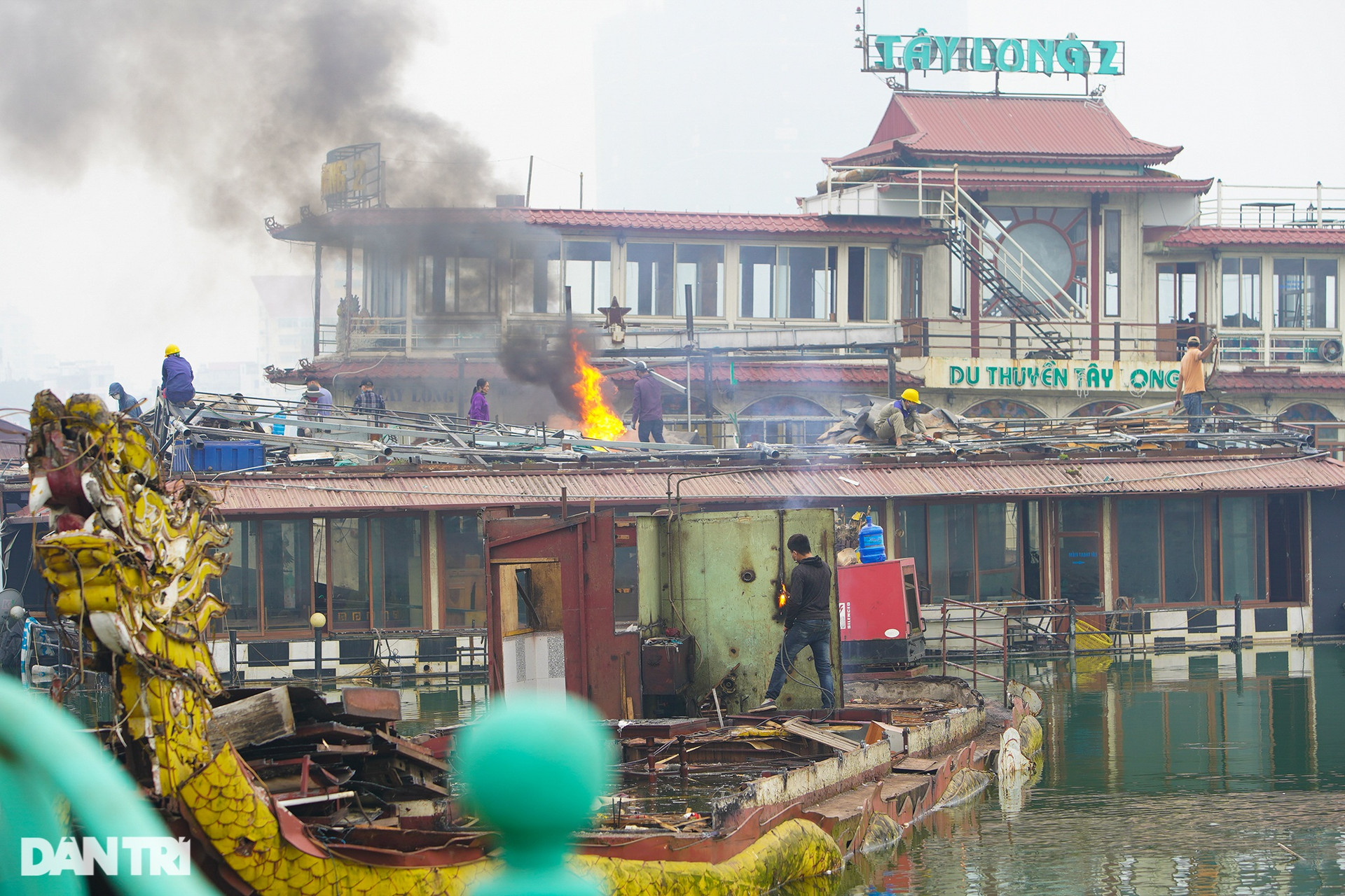 Hà Nội: Cận cảnh tháo dỡ bãi tàu thuyền hoang phế nhiều năm ở hồ Tây - 3