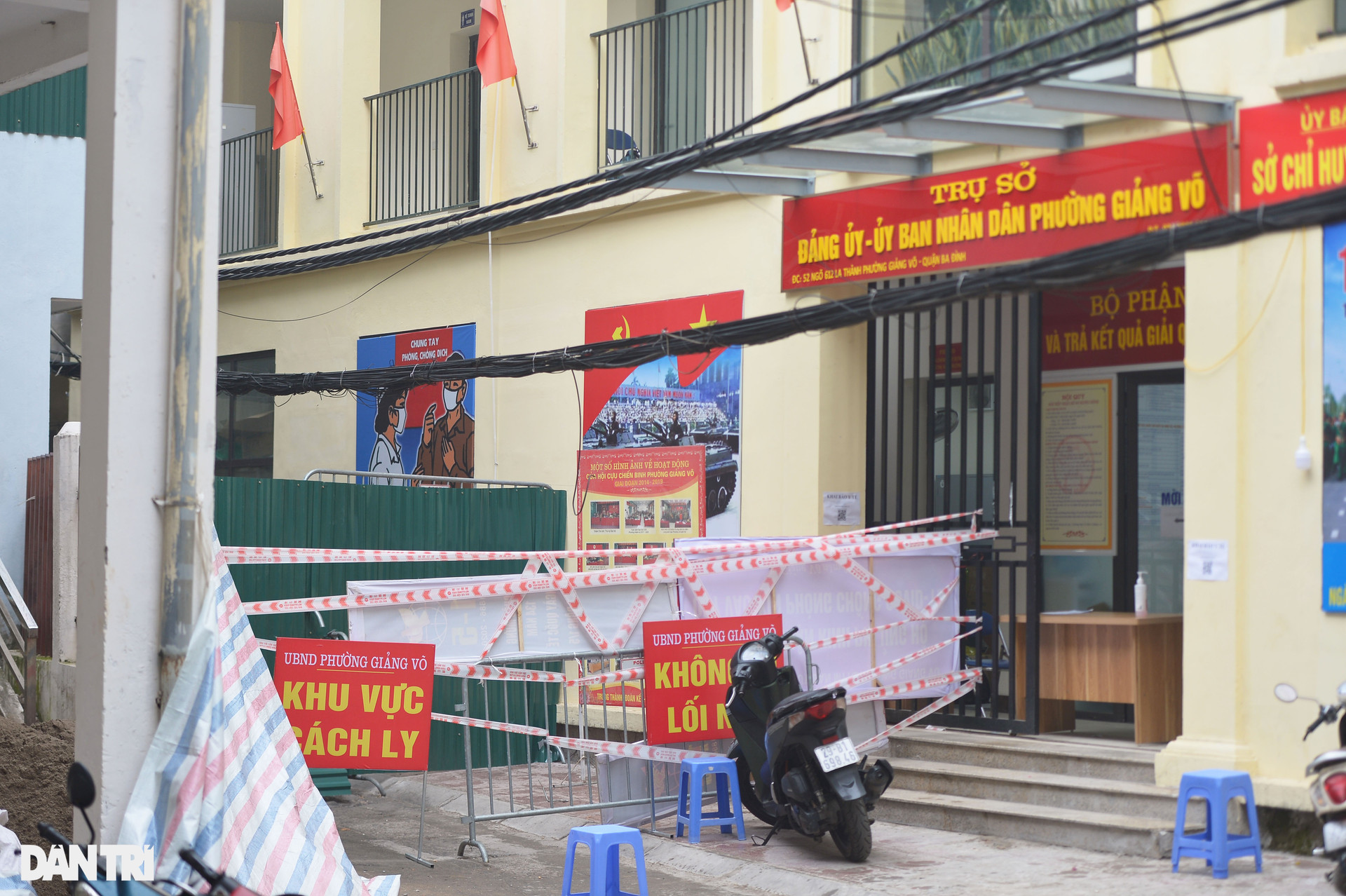 Hà Nội: Dựng rào chắn cao 2 m trước cửa UBND phường để chống dịch - 1