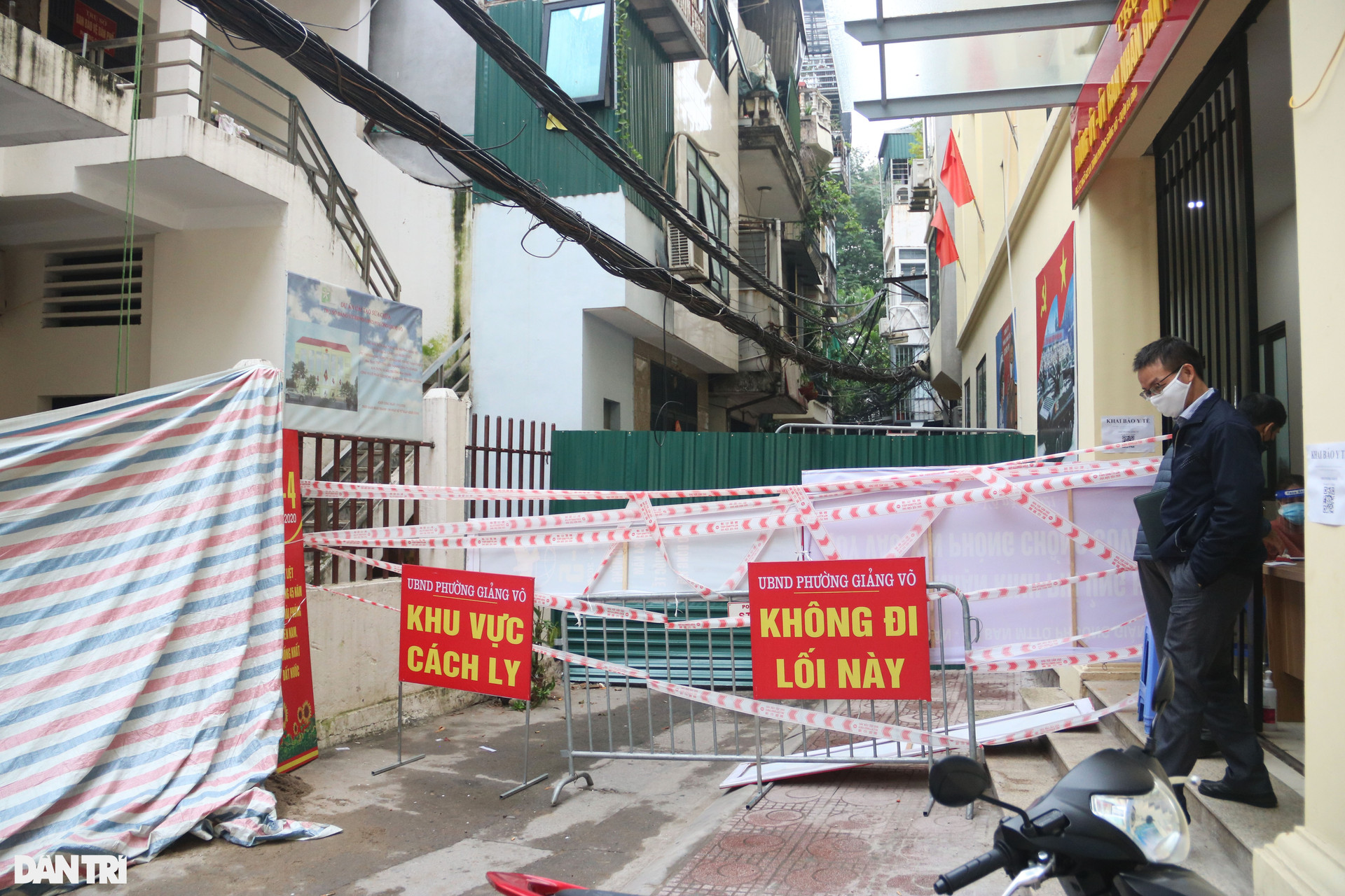 Hà Nội: Dựng rào chắn cao 2 m trước cửa UBND phường để chống dịch - 2