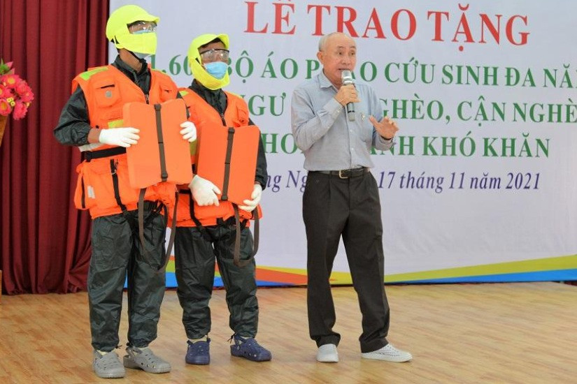 Nguyên Chủ tịch nước Trương Tấn Sang tặng áo phao đến ngư dân Quảng Ngãi - 2