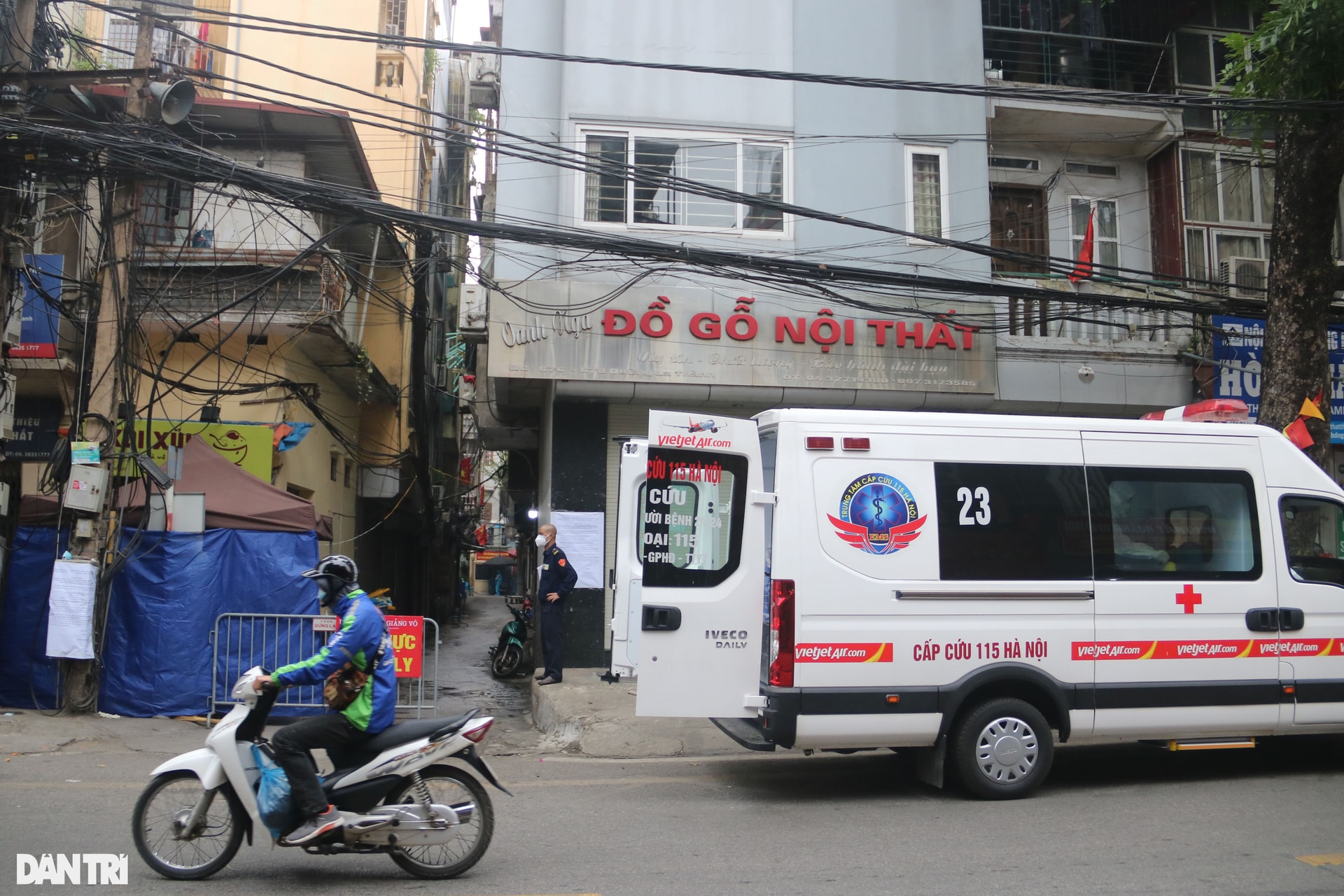Hà Nội: Dựng rào chắn cao 2 m trước cửa UBND phường để chống dịch - 11 Hà Nội: Dựng rào chắn cao 2 m trước cửa UBND phường để chống dịch - 11