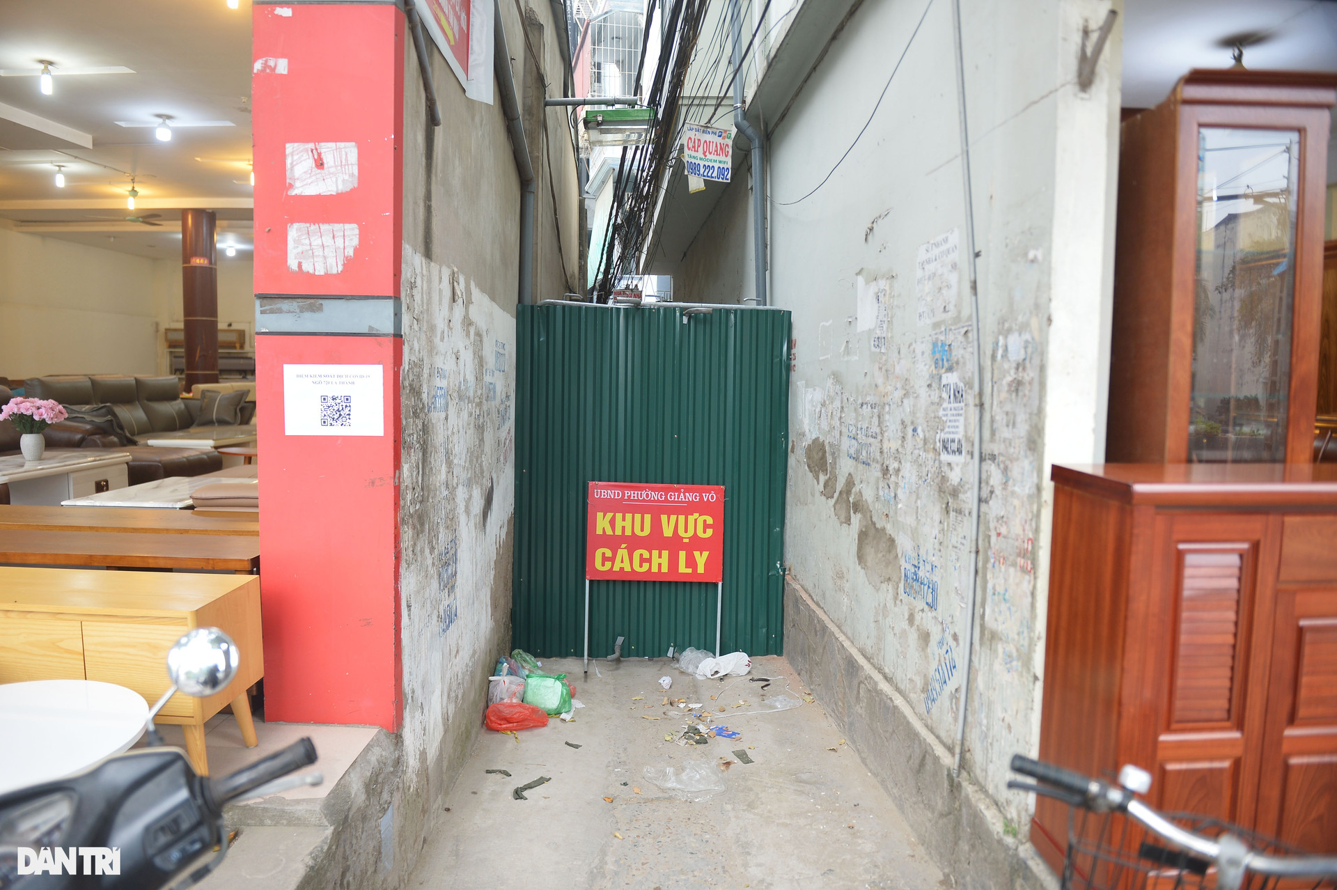 Hà Nội: Dựng rào chắn cao 2 m trước cửa UBND phường để chống dịch - 9