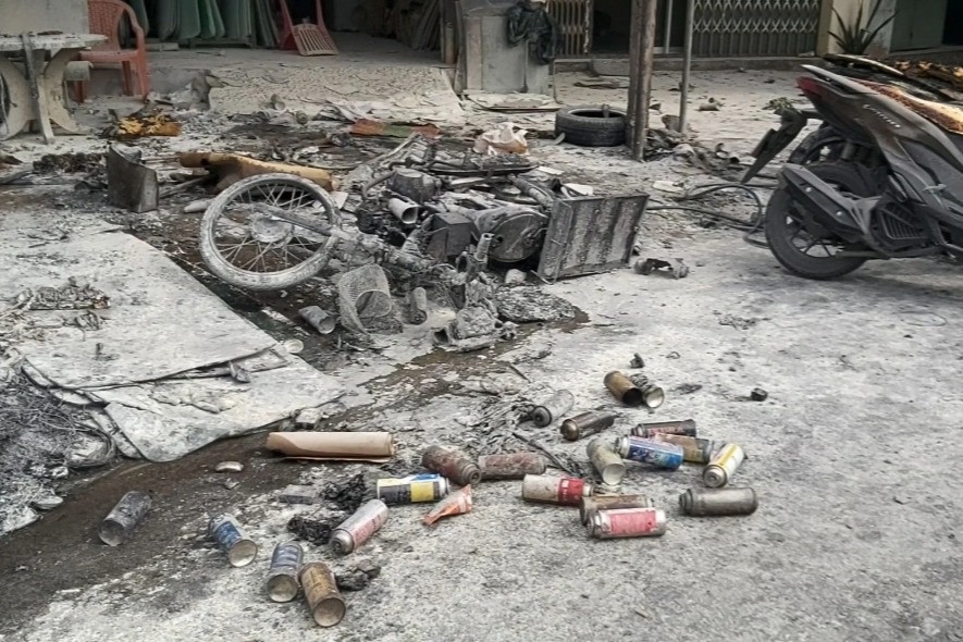 Hàng chục bình gas mini phát nổ văng vào nhà dân, nhiều tài sản cháy oan - 2
