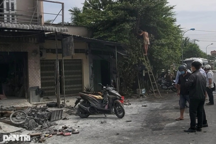 Hàng chục bình gas mini phát nổ văng vào nhà dân, nhiều tài sản cháy oan - 1