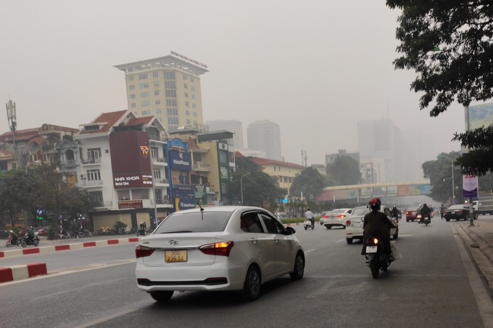 Hà Nội đặc quánh sương mù và bụi bẩn, ô nhiễm không khí chạm ngưỡng báo động - 2