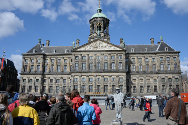 Amsterdam hủy lễ kỷ niệm năm mới, New York bắt buộc tiêm chủng khi đến Quảng trường Thời đại