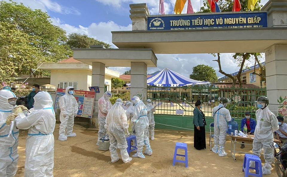 Lực lượng y tế thực hiện truy vết và khám sàng lọc tại một có sở giáo dục trên địa bàn TP. Điện Biên Phủ.