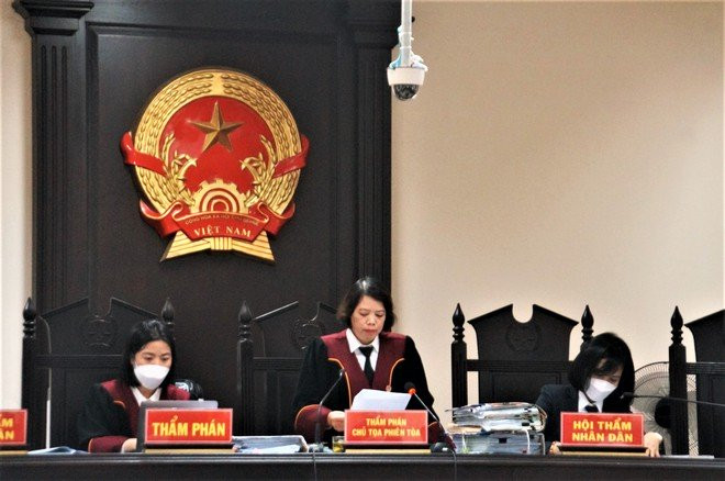 5 luật sư bỏ ra ngoài khi tòa không hoãn xét xử vợ chồng Đường Nhuệ-2