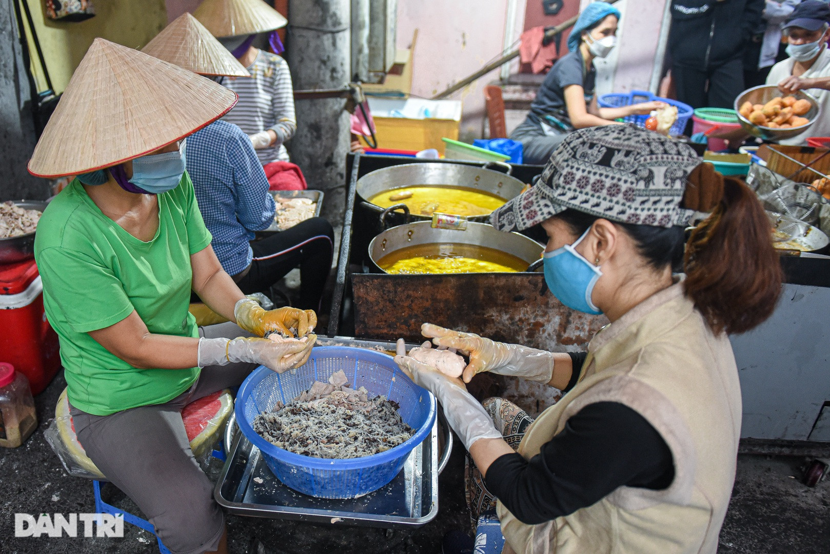 Thực khách xếp hàng san sát chờ mua bánh rán 30 năm tuổi ở Hà Nội - 6
