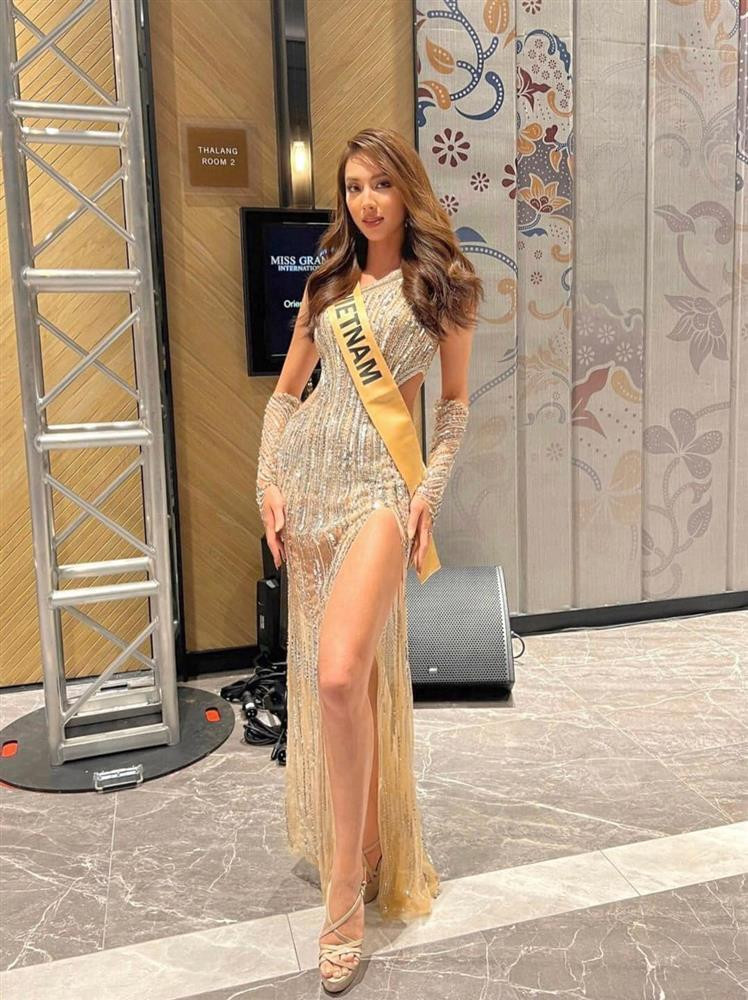 Hoa hậu Venezuela gây ngỡ ngàng vì quá giống Long Nhật-3