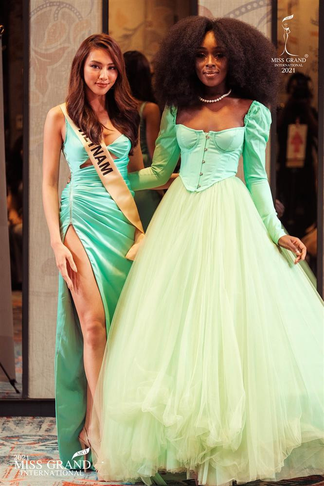 SỐC: Thùy Tiên mặc váy hở ngang Can Lộ Lộ tại Miss Grand-14