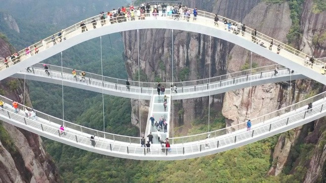 Cầu uốn lượn giữa 2 vách núi cao 140 mét ở Trung Quốc gây 