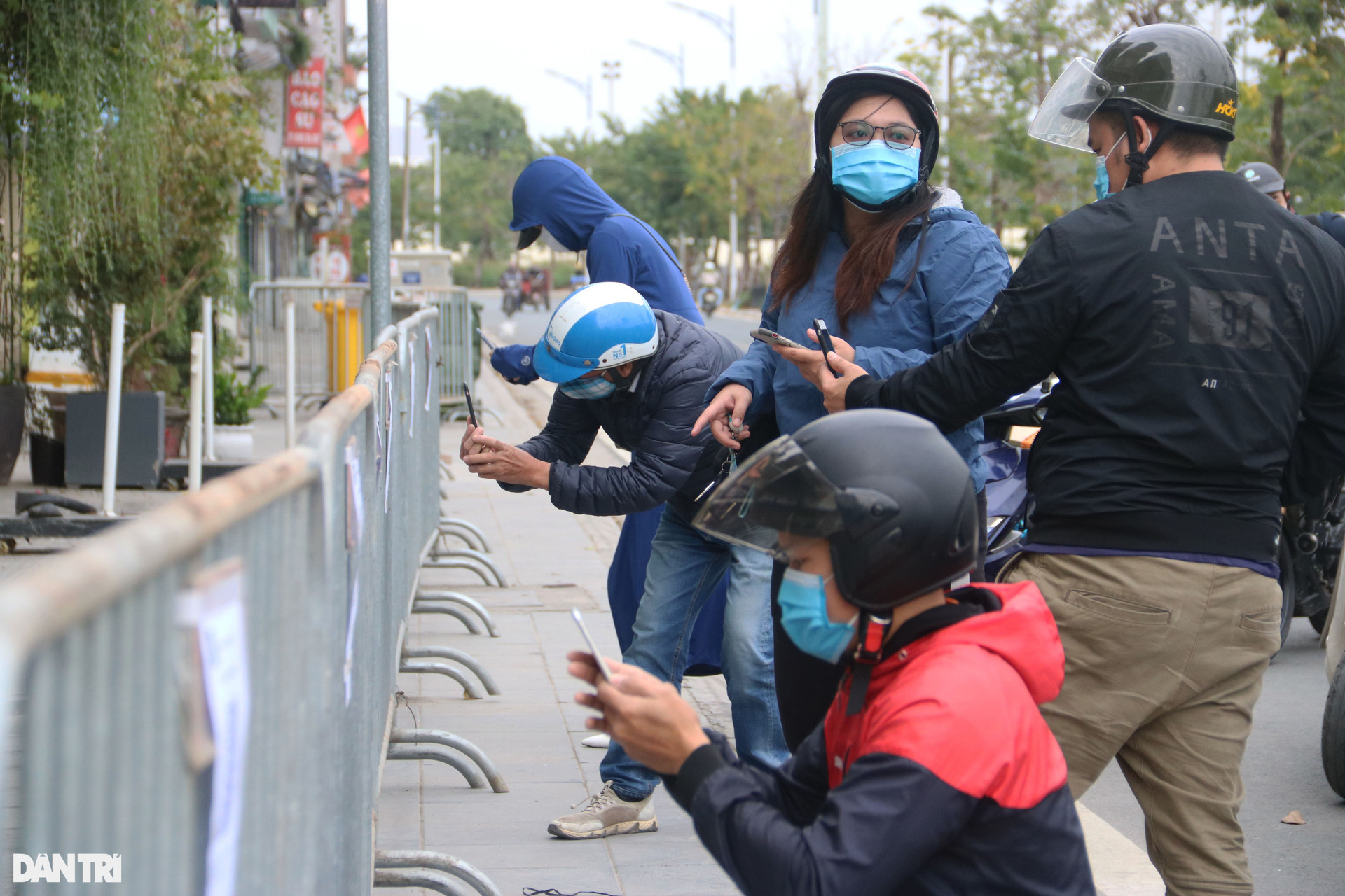 Hà Nội: Đông nghịt người quét QR Code tại ổ dịch Phú Đô để ra vào phường - 10