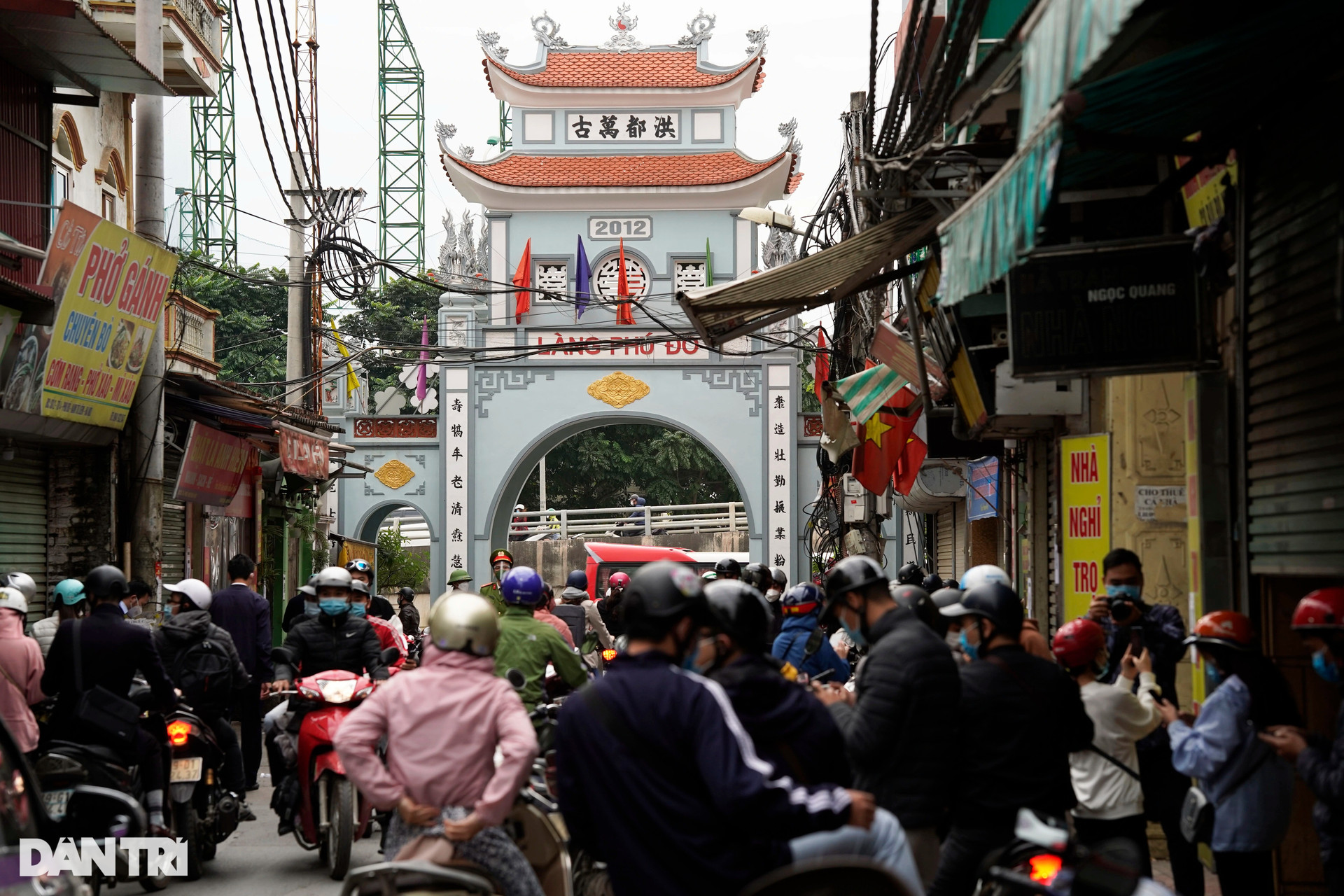 Hà Nội: Đông nghịt người quét QR Code tại ổ dịch Phú Đô để ra vào phường - 1