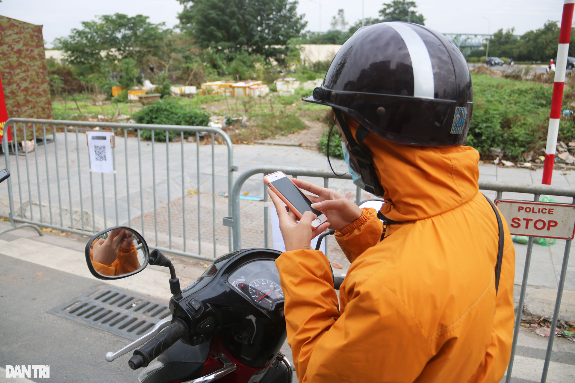 Hà Nội: Đông nghịt người quét QR Code tại ổ dịch Phú Đô để ra vào phường - 14