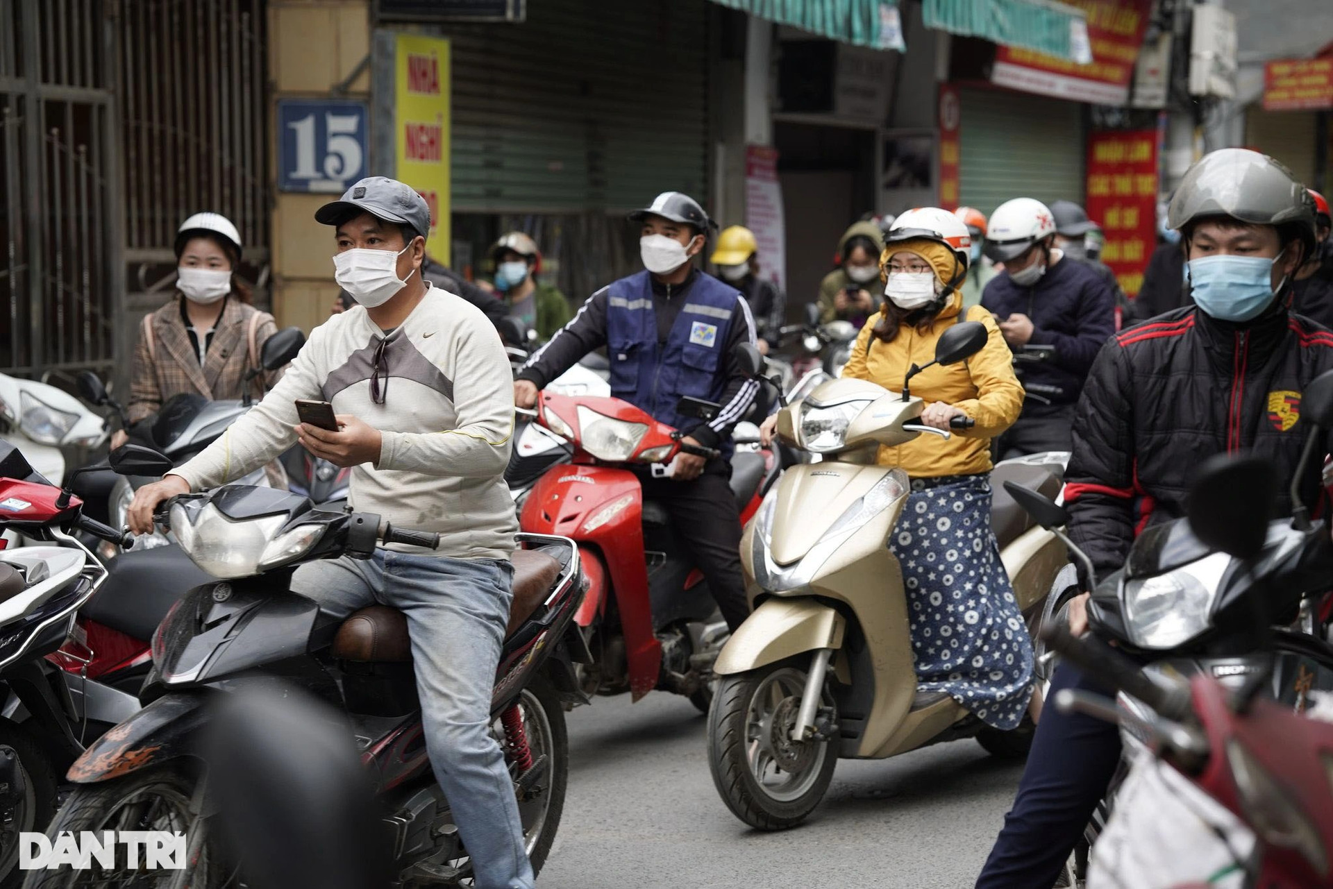 Hà Nội: Đông nghịt người quét QR Code tại ổ dịch Phú Đô để ra vào phường - 5