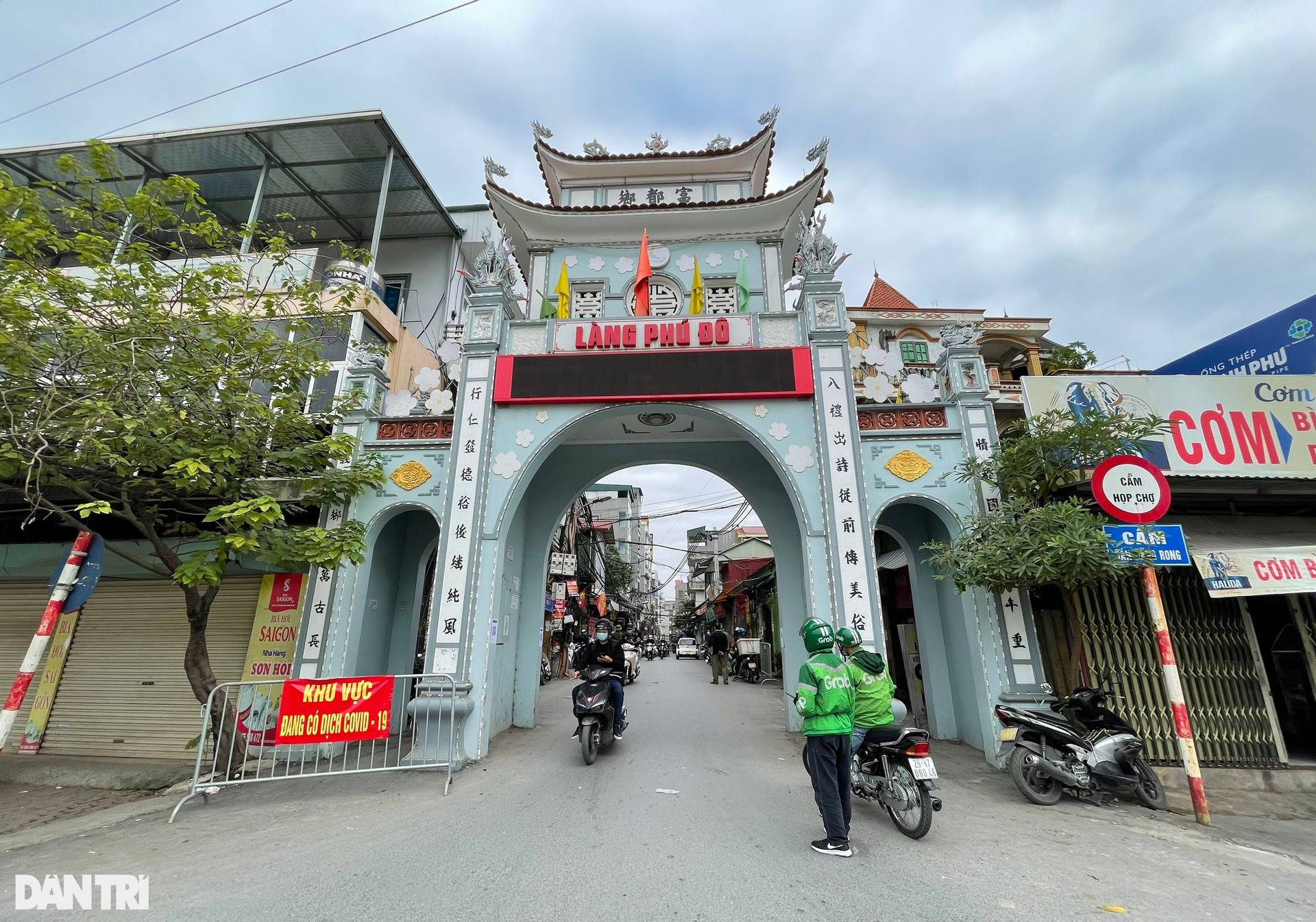 Hà Nội: Đông nghịt người quét QR Code tại ổ dịch Phú Đô để ra vào phường - 15