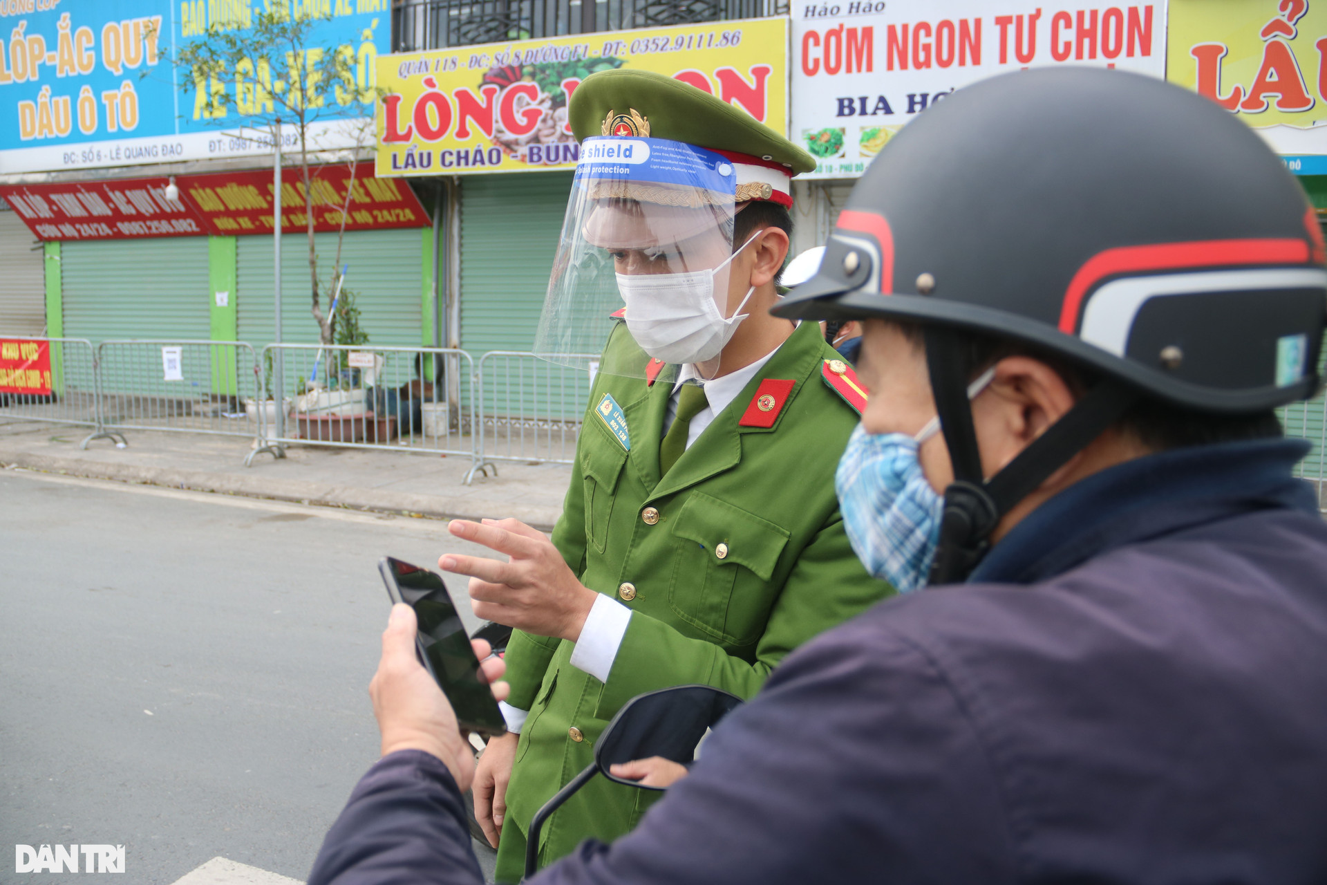 Hà Nội: Đông nghịt người quét QR Code tại ổ dịch Phú Đô để ra vào phường - 13