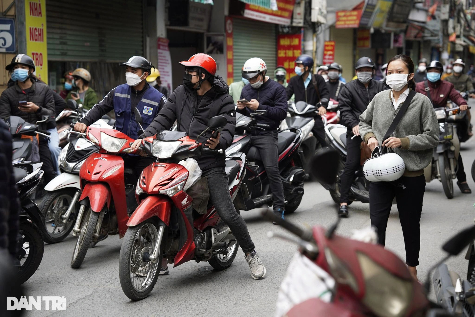 Hà Nội: Đông nghịt người quét QR Code tại ổ dịch Phú Đô để ra vào phường - 8