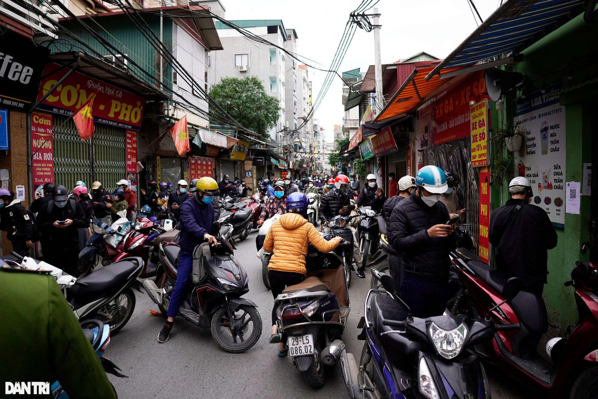 Hà Nội: Đông nghịt người quét QR Code tại ổ dịch Phú Đô - 4