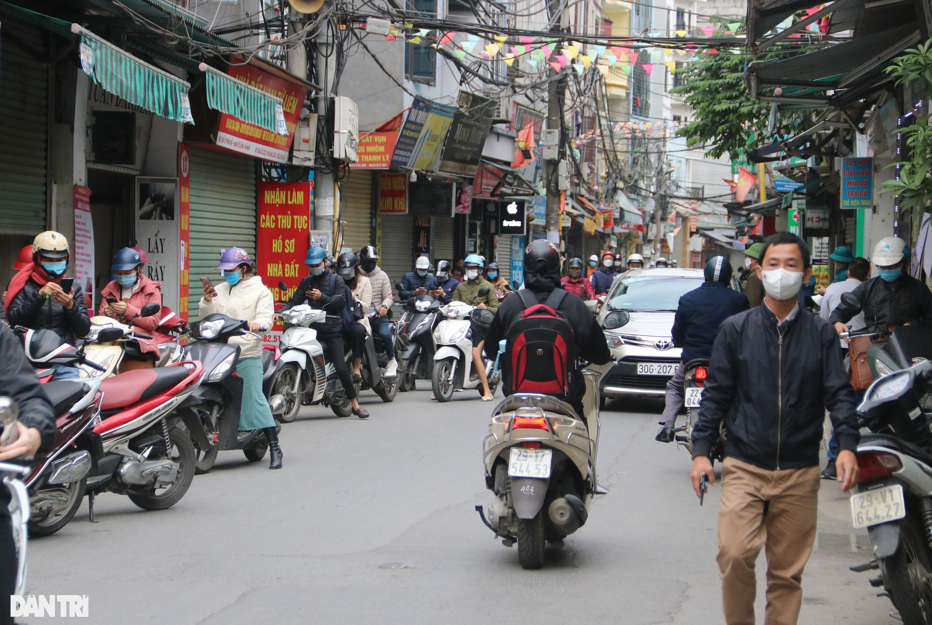 Hà Nội: Đông nghịt người quét QR Code tại ổ dịch Phú Đô để ra vào phường - 6