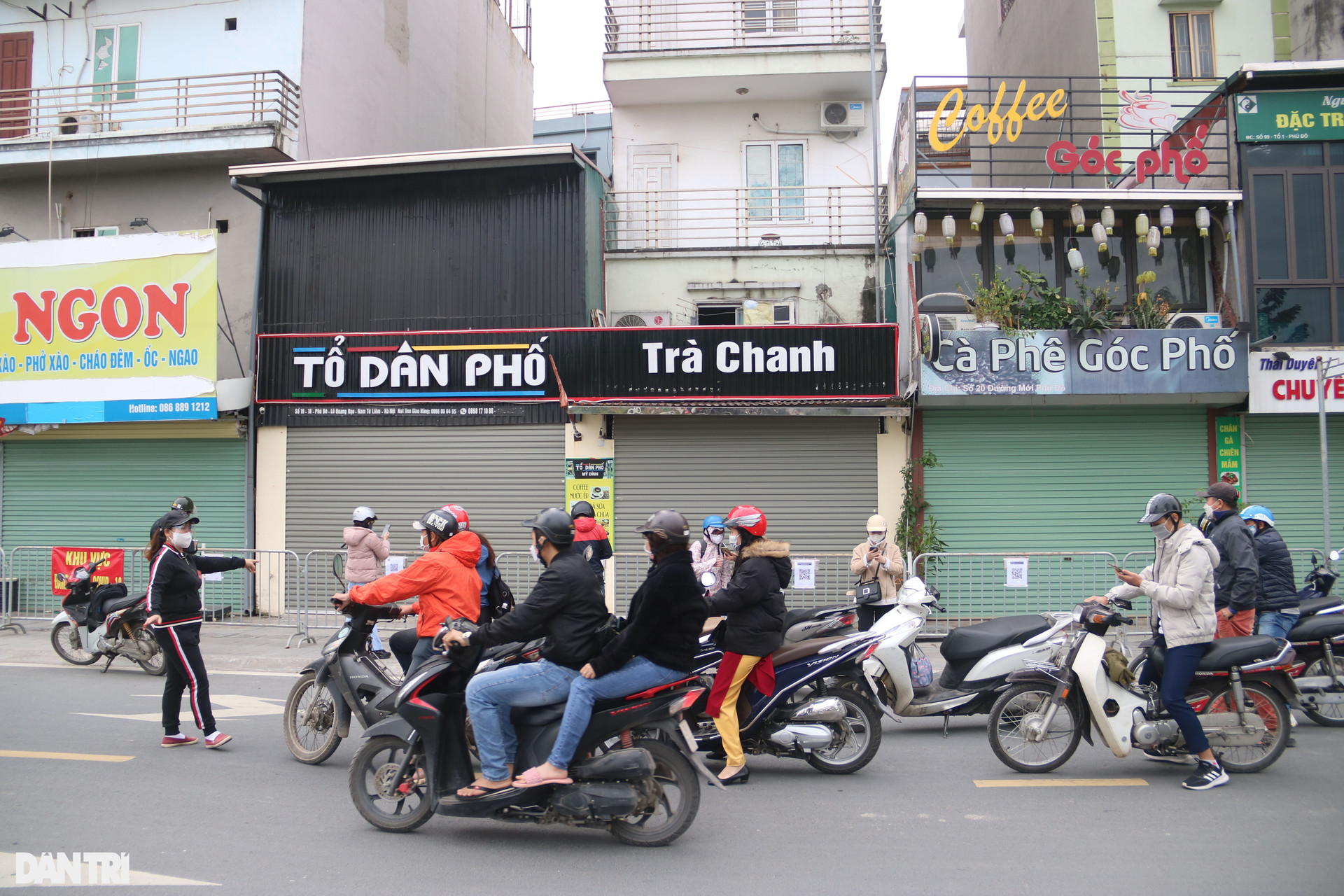 Hà Nội: Đông nghịt người quét QR Code tại ổ dịch Phú Đô để ra vào phường - 9