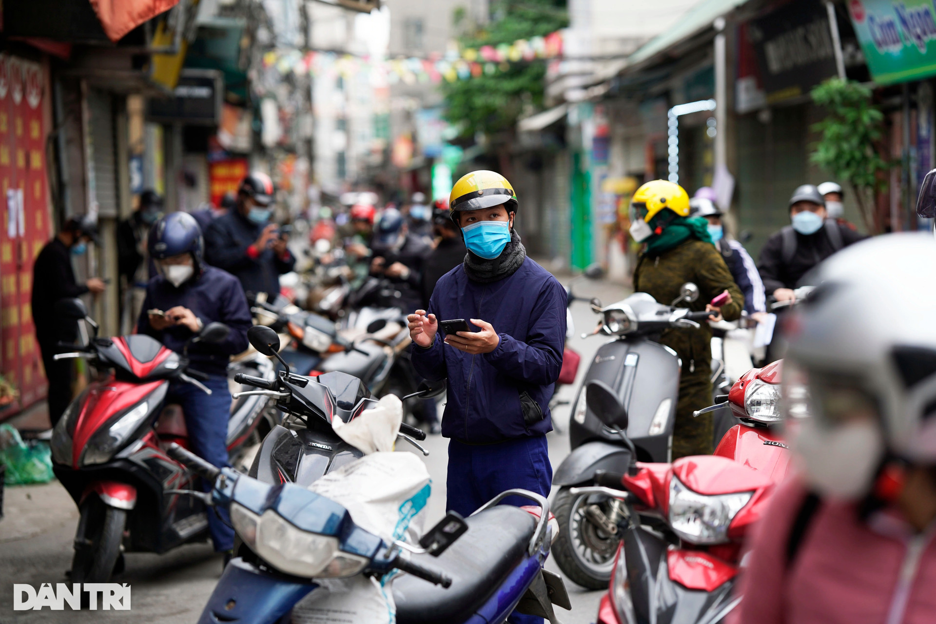 Hà Nội: Đông nghịt người quét QR Code tại ổ dịch Phú Đô để ra vào phường - 2