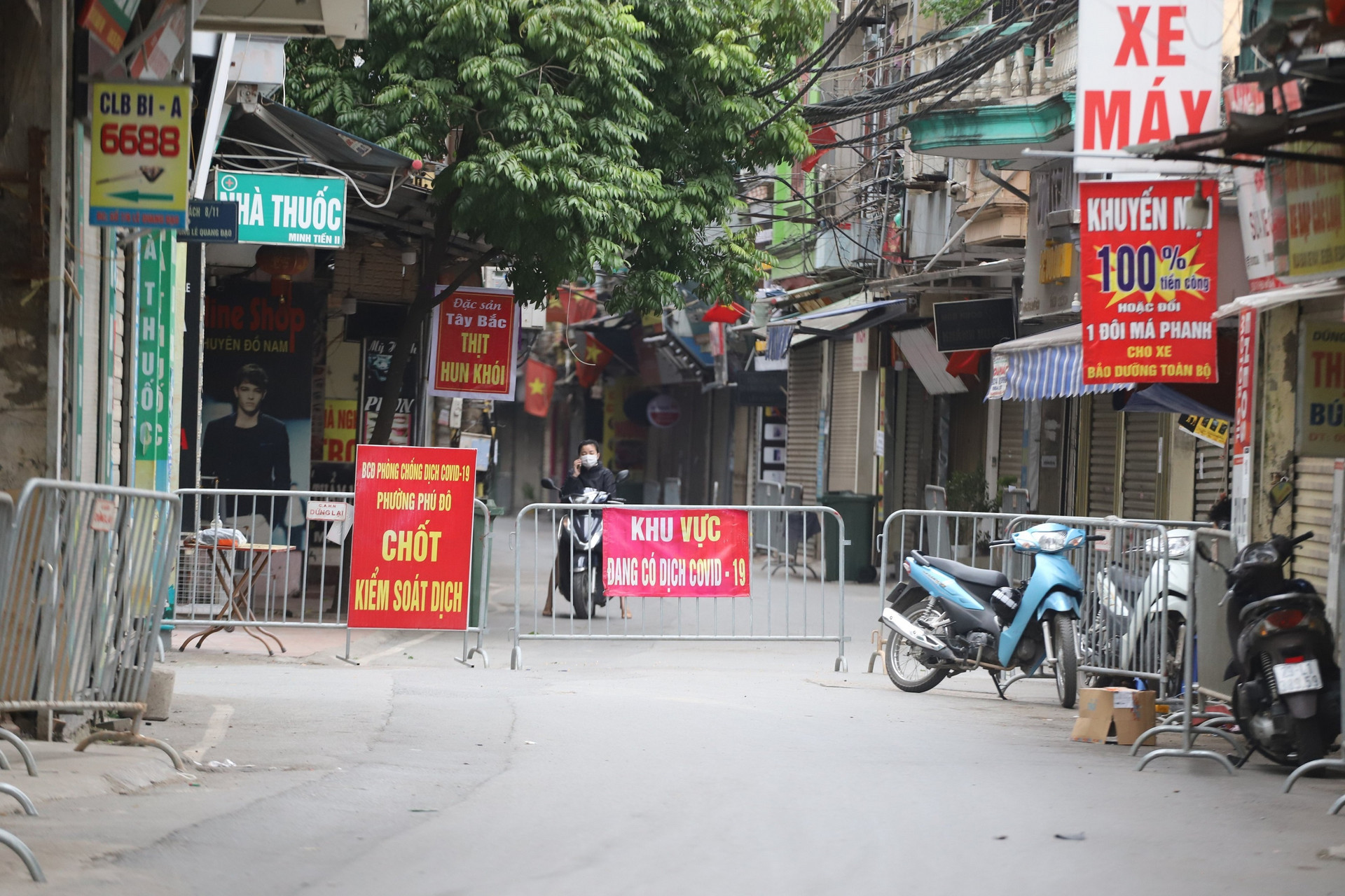 Hà Nội lập chốt kiểm soát người ra, vào ở ổ dịch phường Phú Đô - 2