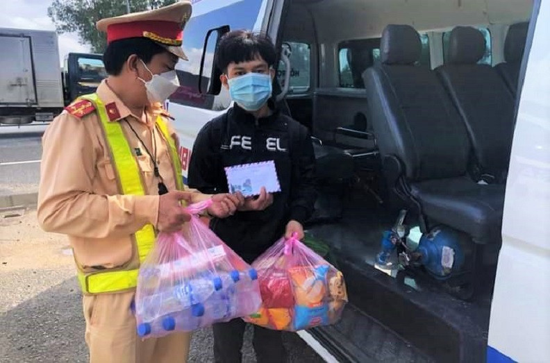 Đi bộ từ Đồng Nai ra đến Quảng Ngãi, nam thanh niên được xe cấp cứu đưa về quê - 1