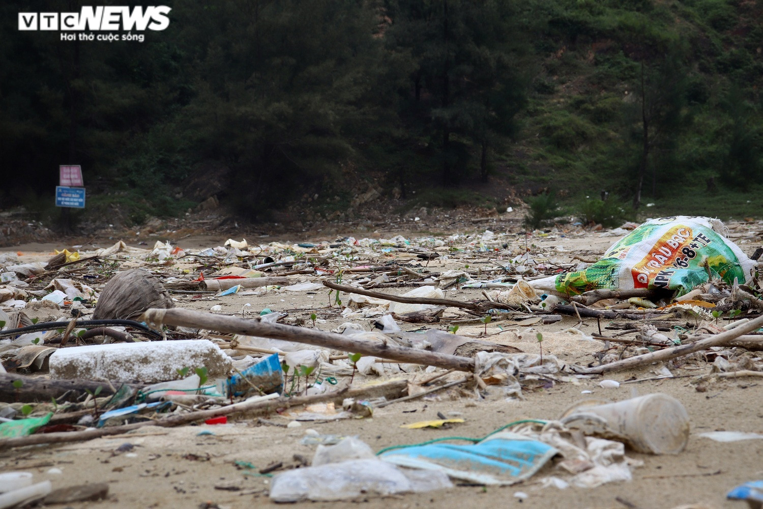 Ảnh: Rác thải nhựa bủa vây hai bờ biển nổi tiếng ở Quảng Bình - 1