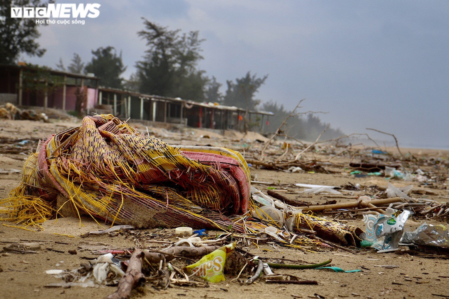 Ảnh: Rác thải nhựa bủa vây hai bờ biển nổi tiếng ở Quảng Bình - 2