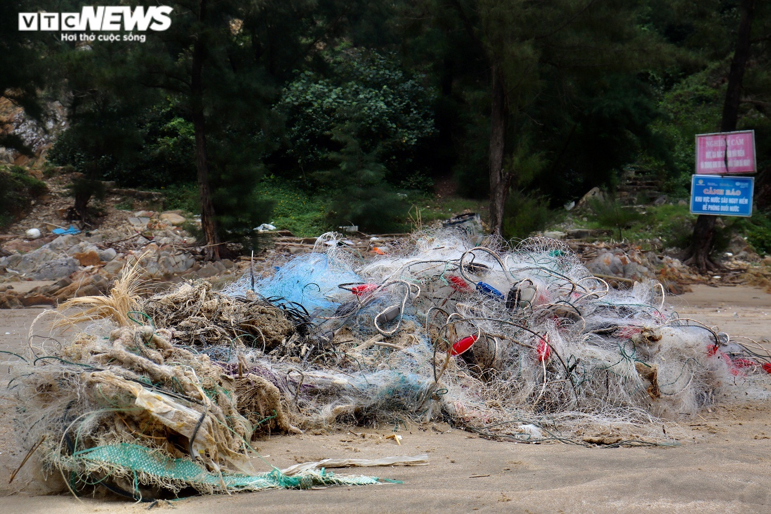 Ảnh: Rác thải nhựa bủa vây hai bờ biển nổi tiếng ở Quảng Bình - 3