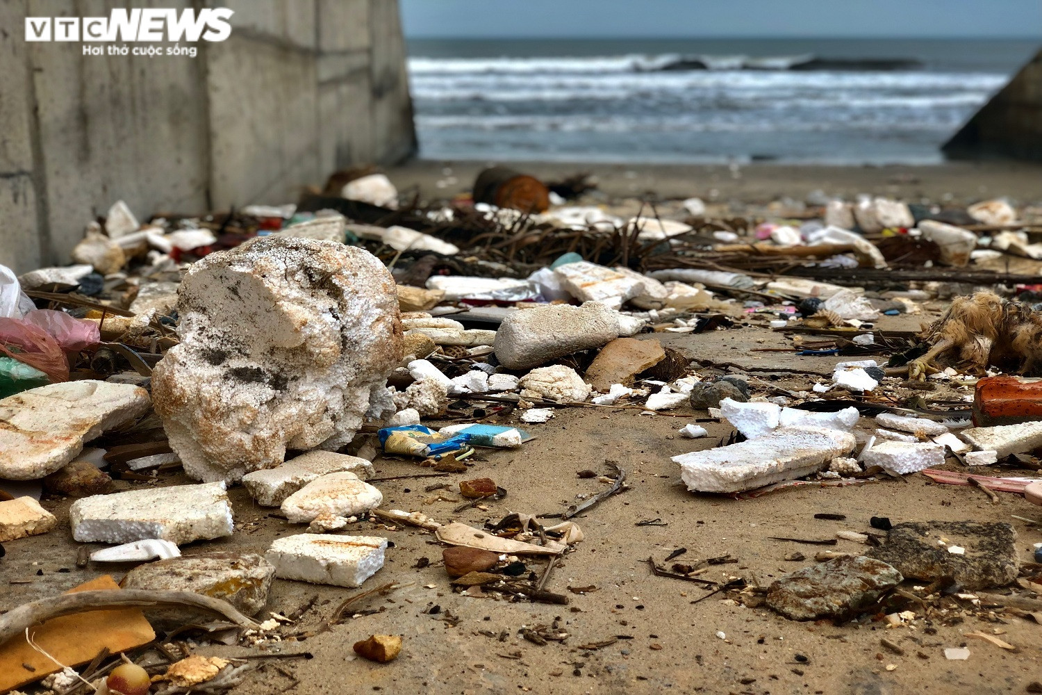 Ảnh: Rác thải nhựa bủa vây hai bờ biển nổi tiếng ở Quảng Bình - 4
