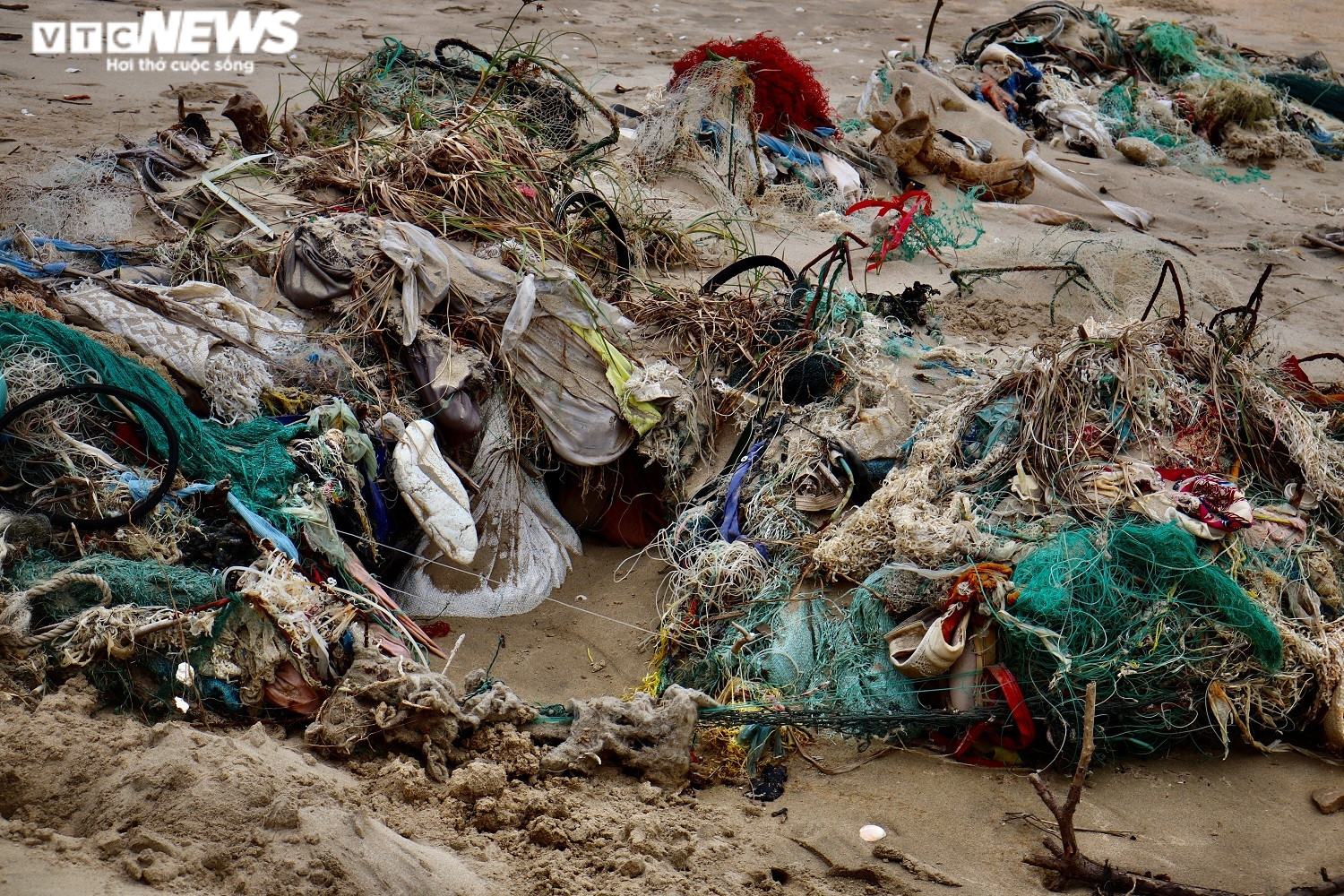 Ảnh: Rác thải nhựa bủa vây hai bờ biển nổi tiếng ở Quảng Bình - 5