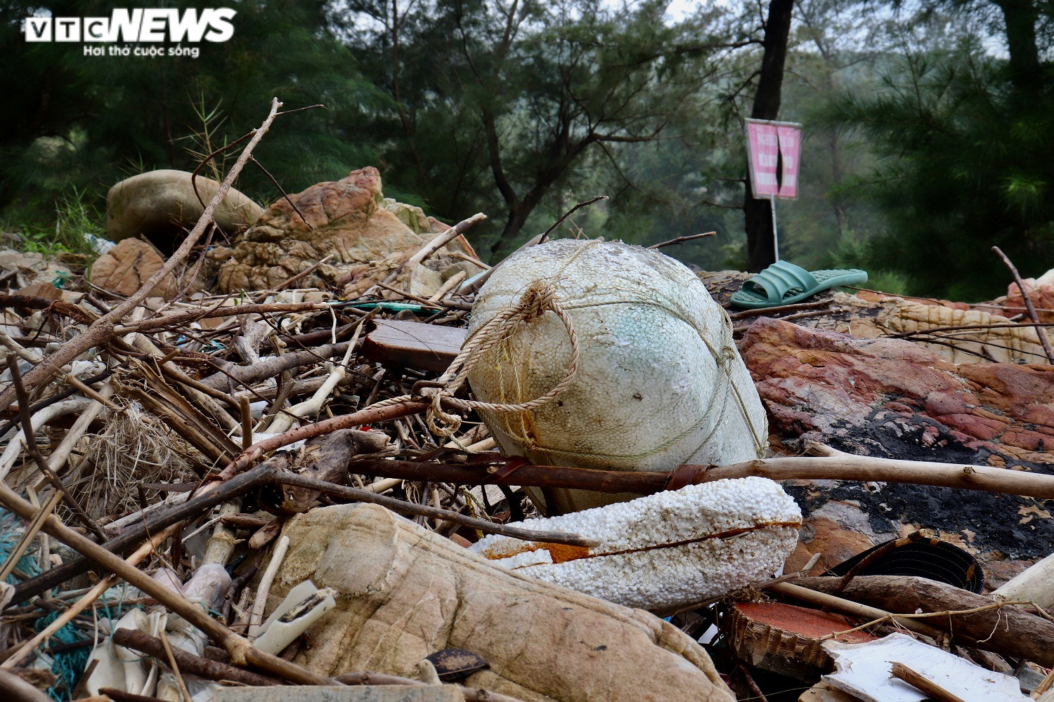Ảnh: Rác thải nhựa bủa vây hai bờ biển nổi tiếng ở Quảng Bình - 6