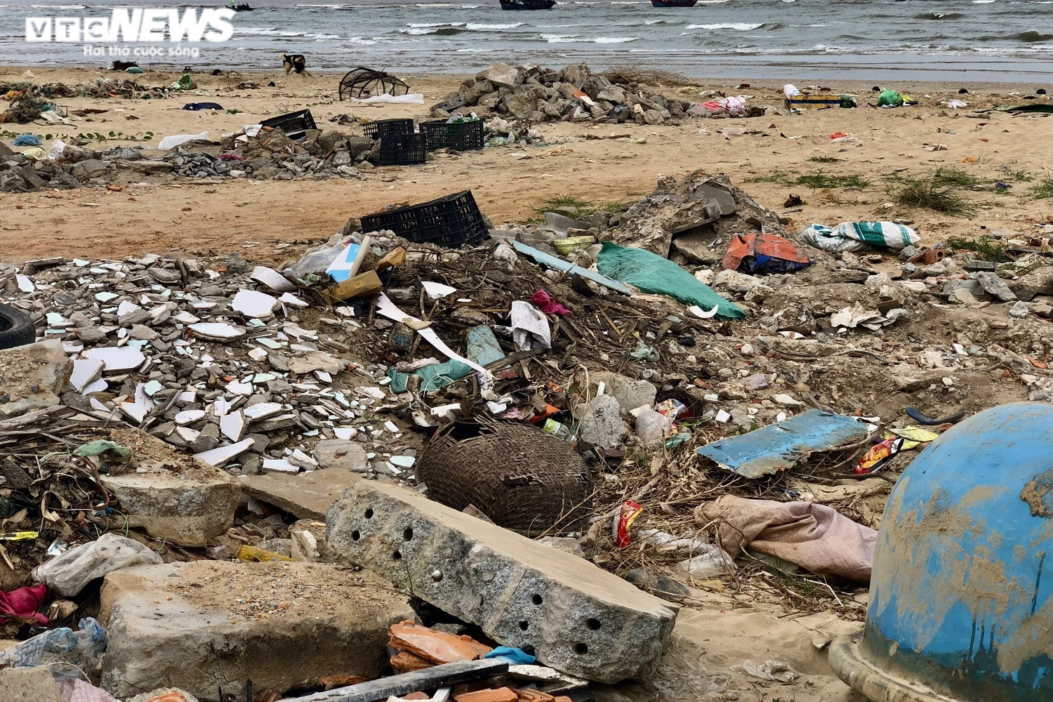 Ảnh: Rác thải nhựa bủa vây hai bờ biển nổi tiếng ở Quảng Bình - 7